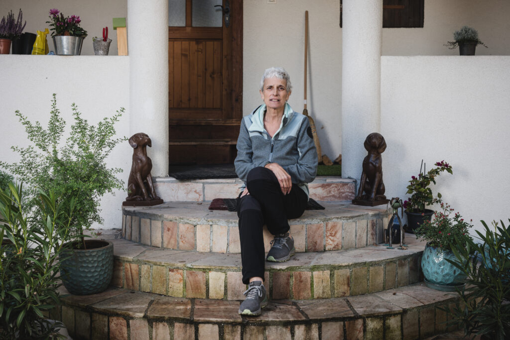Manuela Salamin vor ihrem Haus im Pfynwald, wenige Tage vor dem Abriss. Quelle: pomona.media/Alain Amherd