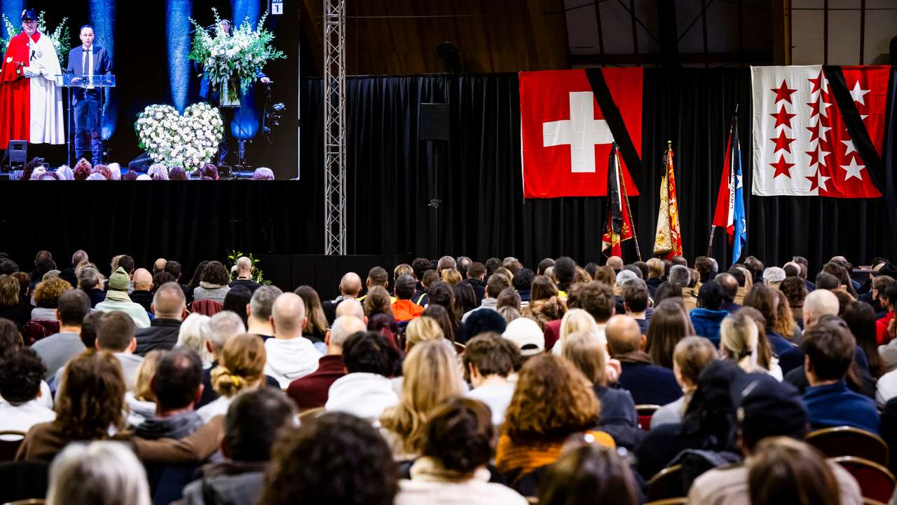 Tausende gedenken in Crans-Montana der Opfer und Verletzten